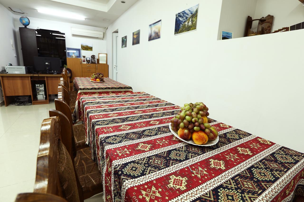 Byron Hostel Yerevan Exterior photo