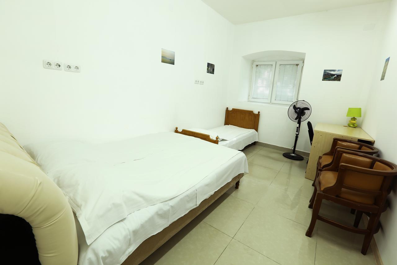 Byron Hostel Yerevan Exterior photo